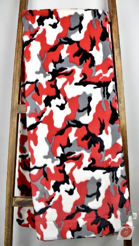 Wool blankets with natural warmth and insulationCamo Red - OMG Casey