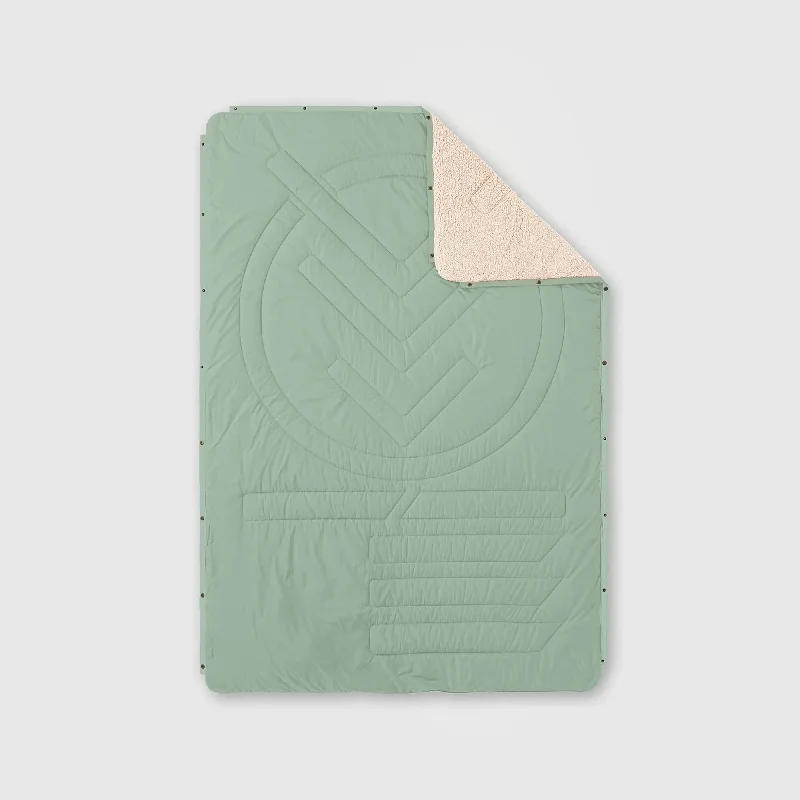 Alpaca wool blankets for a hypoallergenic and warm optionVOITED CloudTouch® Indoor/Outdoor Camping Blanket - Cameo Green