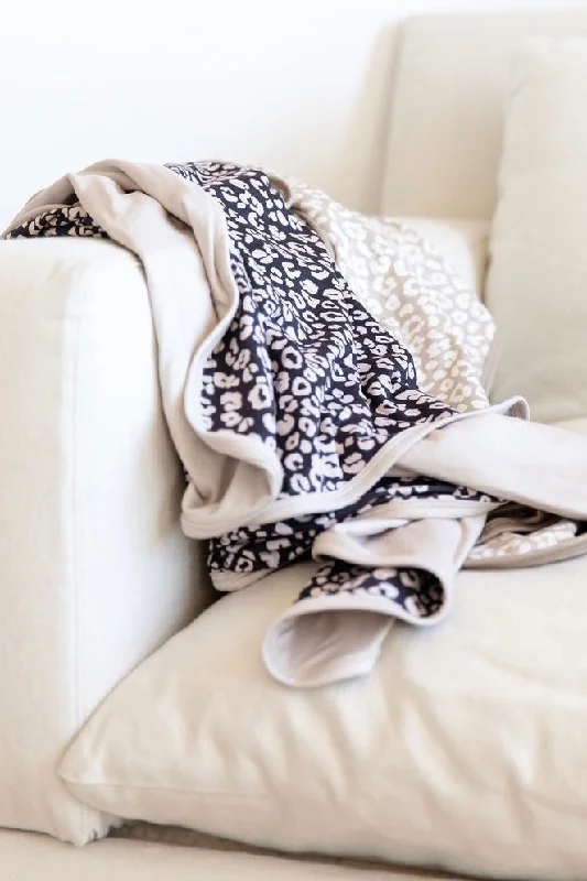 Linen blankets with a rustic and textured lookTHE COCO