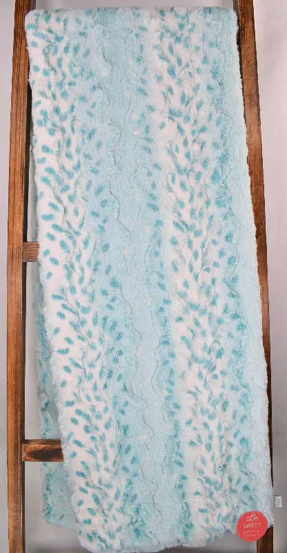 Silk blankets with a smooth and elegant touchWild Lynx Saltwater - OMG Casey